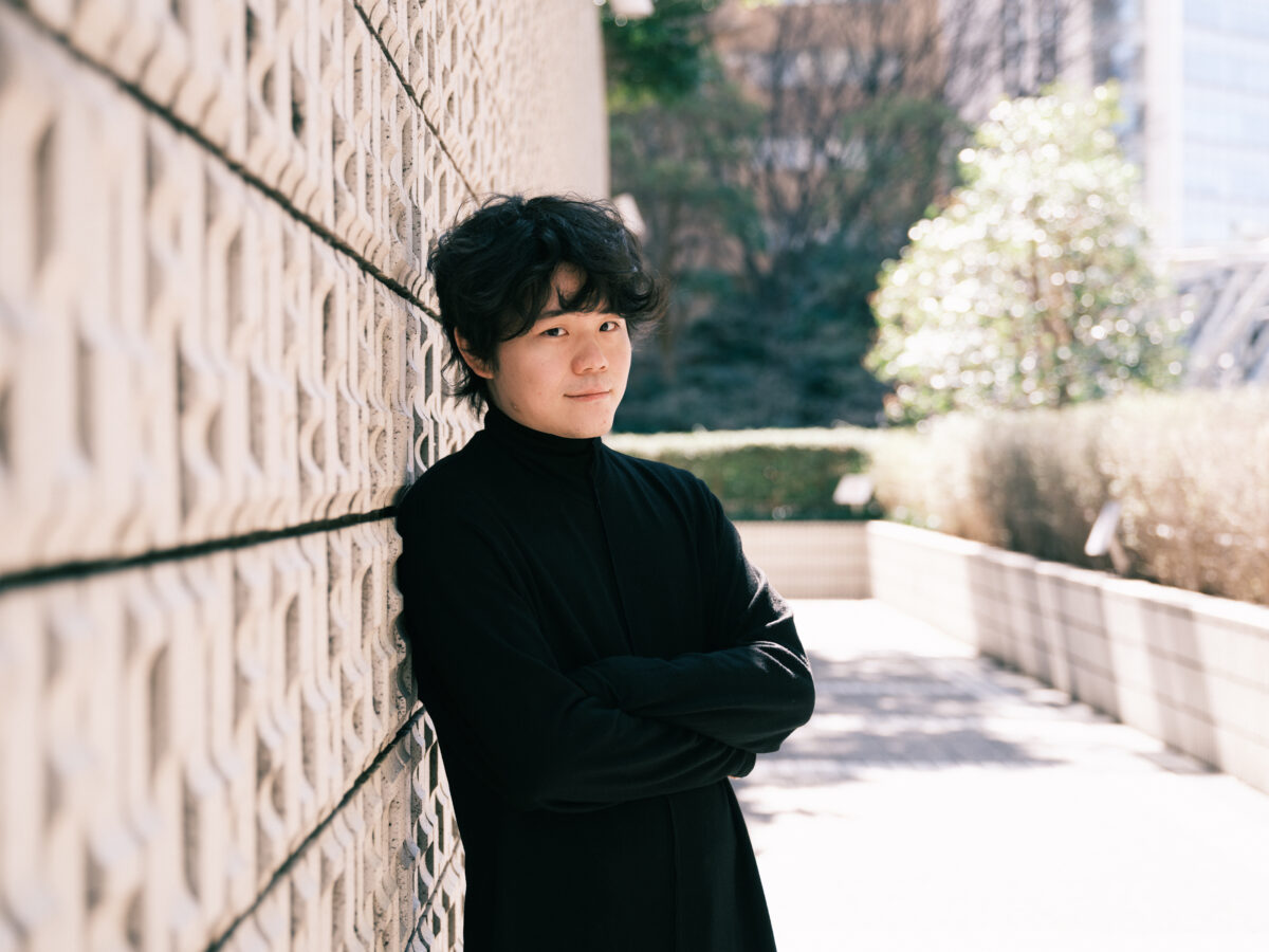 上野通明が挑む、邦人作品・無伴奏──作曲家・藤倉大との対談