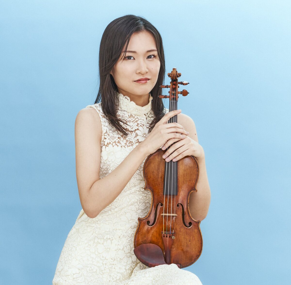 辻彩奈によるCD『ブラームス&グラズノフ:ヴァイオリン協奏曲』、7/29(水)リリース!